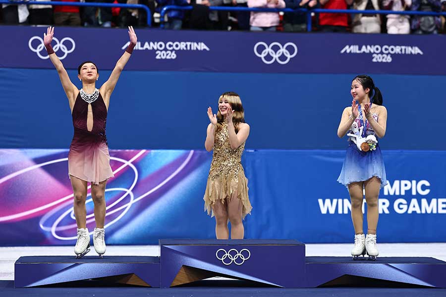 銀メダルの坂本花織、金メダルのアリサ・リウ、銅メダルの中井亜美（左から）【写真：ロイター】