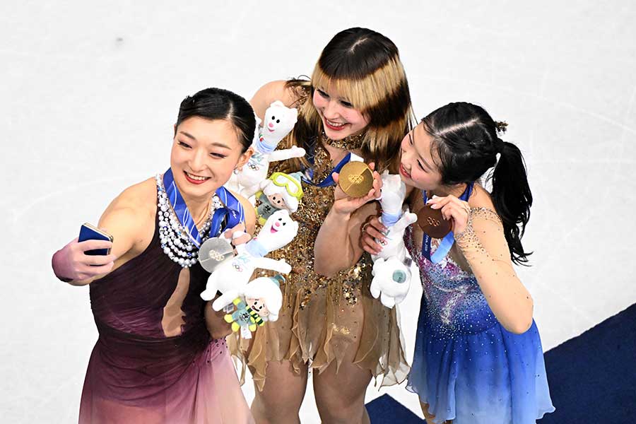 フィギュア女子の表彰式で笑顔を見せるメダリスト3選手【写真:ロイター】