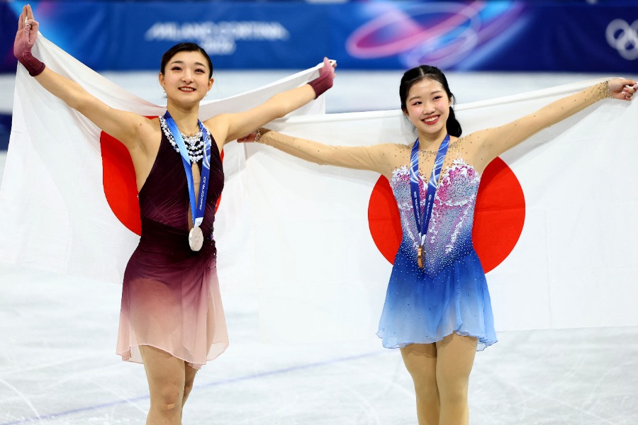 銀メダルを獲得した坂本花織（左）と銅メダルの中井亜美【写真：ロイター】