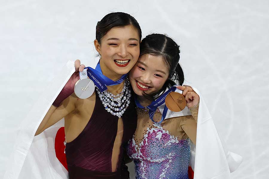 フィギュア女子で銀メダルを獲得した坂本花織（左）と銅メダルの中井亜美【写真：ロイター】