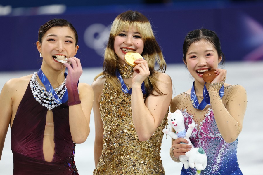 金メダルを獲得したアリサ・リウ（中央）【写真：ロイター】
