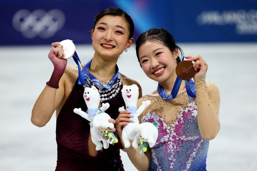 女子で銀メダルを獲得した坂本花織（左）、銅メダルを獲得した中井亜美【写真：ロイター】