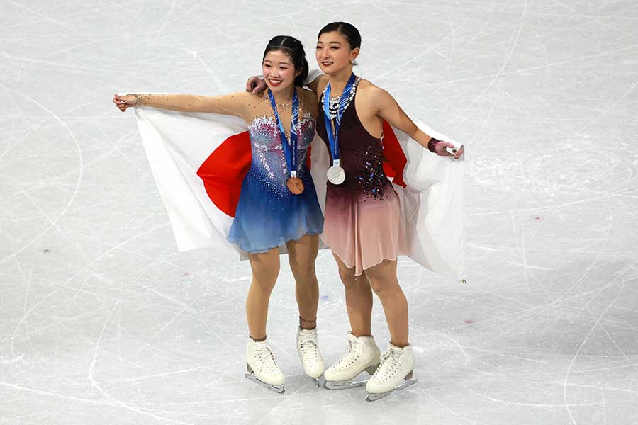 フィギュア女子で銀メダルの坂本花織と銅メダルの中井亜美（左）【写真：ロイター】