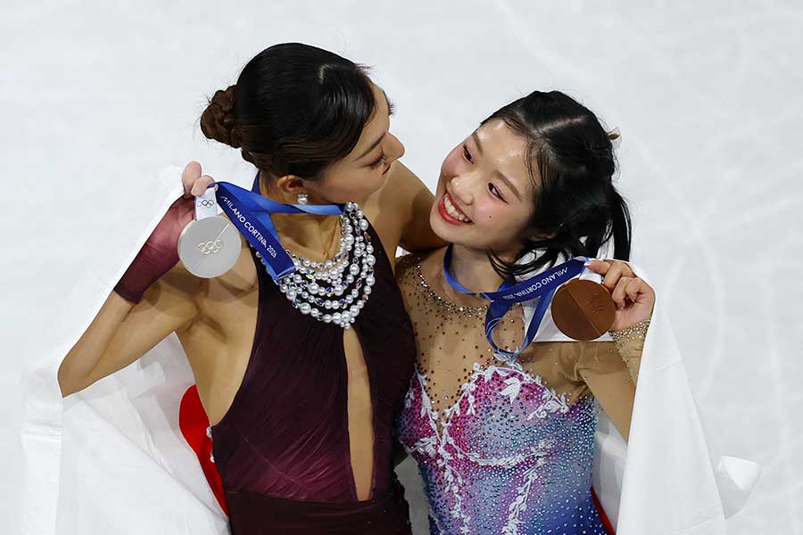 フィギュア女子で銀メダルを獲得した坂本花織（左）と銅メダルの中井亜美【写真：ロイター】
