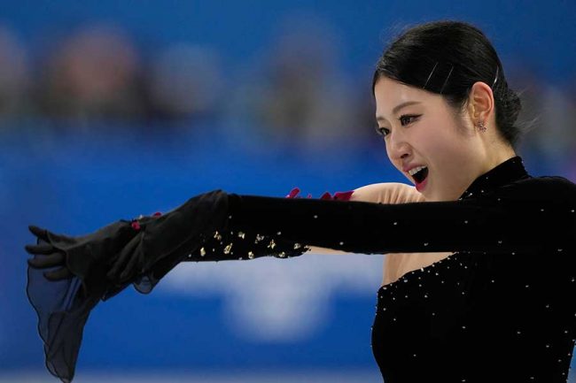 キム・ヨナ〈2枚組〉 韓国のキム・ヨナ2世が「優勝です」 日本3人衆の前に…推された神衣装