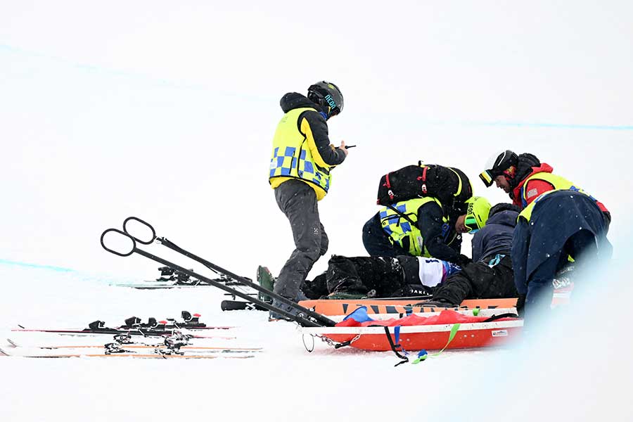フリースタイルスキー男子ハーフパイプ予選で転倒し、医療処置を受けるフィンリー・メルビルアイブズ【写真：ロイター】