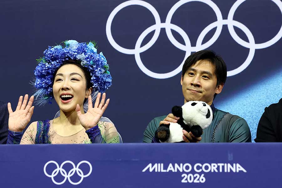 フィギュアスケートペア中国代表のウェンジン・スイ（左）とツォン・ハン【写真：ロイター】
