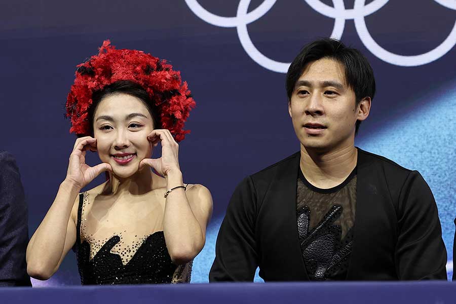 フィギュアスケートペア中国代表のウェンジン・スイ（左）とツォン・ハン【写真：ロイター】