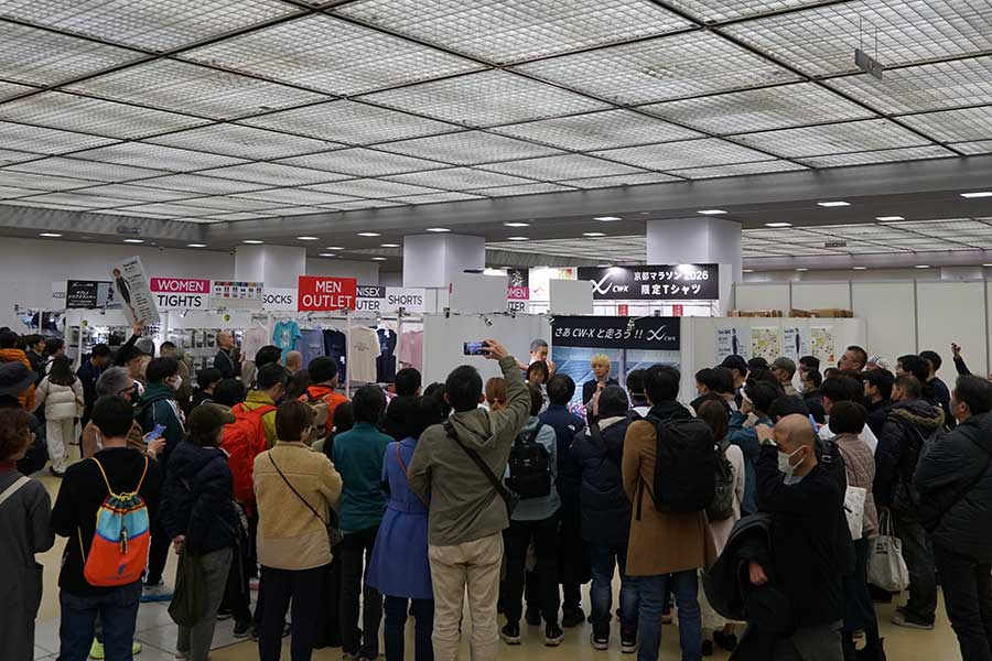福士さんのトークショーではCW-Xのブース前に多くの人が集まった