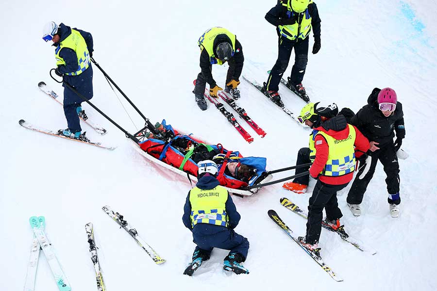 フリースタイルスキー男子ハーフパイプ予選で転倒し、医療処置を受けるフィンリー・メルビルアイブズ【写真:ロイター】