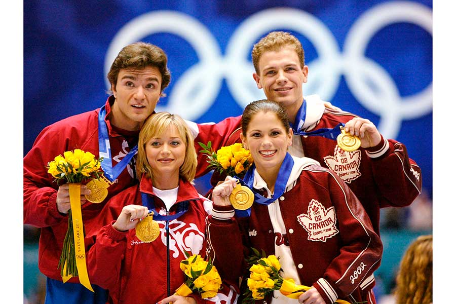同時に金メダルを獲得したエレーナ・ベレズナヤ、アントン・シハルリドゼ組(左)とジェイミー・サレー、デービッド・ペルティエ組【写真:ロイター/アフロ】