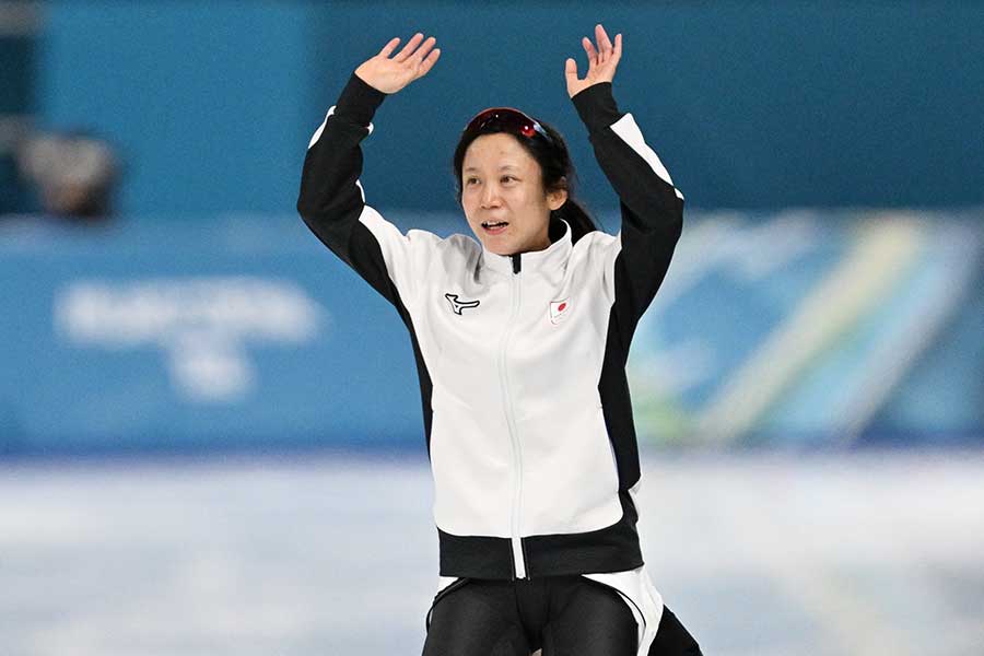 1500mのレースを終えて笑顔でスタンドに手を振る高木美帆【写真：松尾/アフロスポーツ】