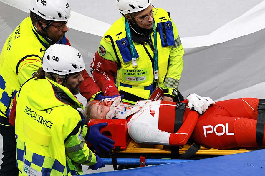 転倒出血し、担架で運ばれるカミラ・セリエル【写真：ロイター】