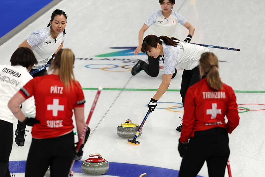 スイス代表と対戦したカーリング日本代表(奥)【写真:ロイター】