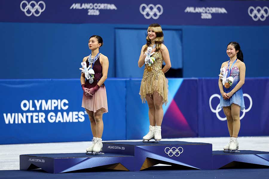 フィギュアスケート女子で表彰台に上がった坂本花織、アリサ・リウ、中井亜美(左から)【写真:ロイター】