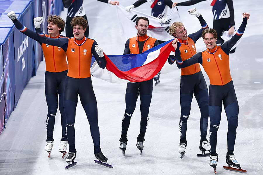 ショートトラック男子5000メートルリレーで金メダルを獲得したオランダ代表【写真：ロイター】