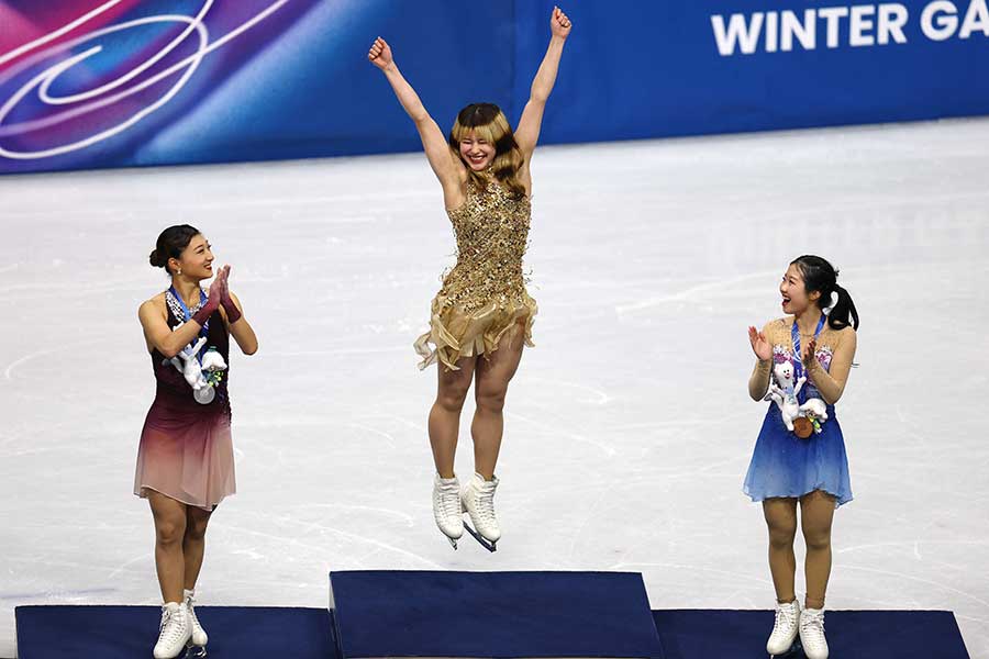 フィギュアスケート女子シングルで表彰台に上がった坂本花織、アリサ・リウ、中井亜美（左から）【写真：ロイター】
