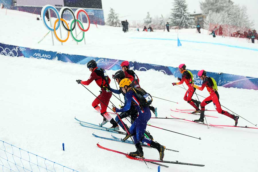 山岳スキーの選手はリュックを着用【写真：ロイター】