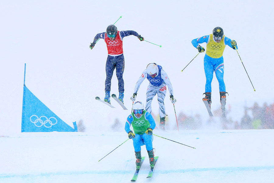 男子スキークロス決勝で4位だった古野慧(左)【写真:ロイター】