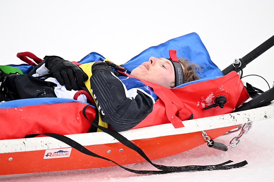 フリースタイルスキー男子ハーフパイプ予選で転倒し、担架で運ばれるフィンリー・メルビルアイブズ【写真：ロイター】