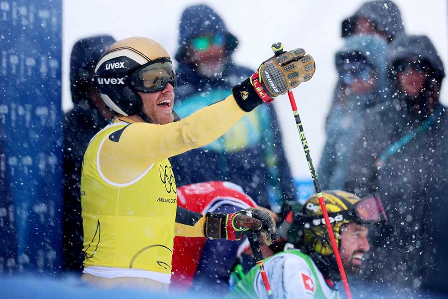 スキークロスに出場したドイツのティム・フロネク（左）【写真：ロイター】