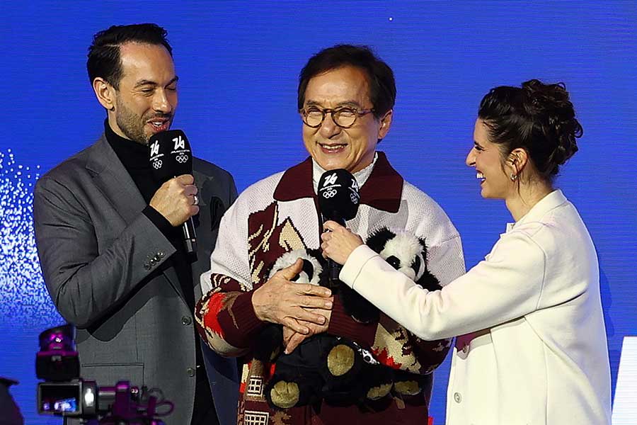 フィギュアスケート・エキシビションを観戦したジャッキー・チェン（中央）【写真：ロイター】