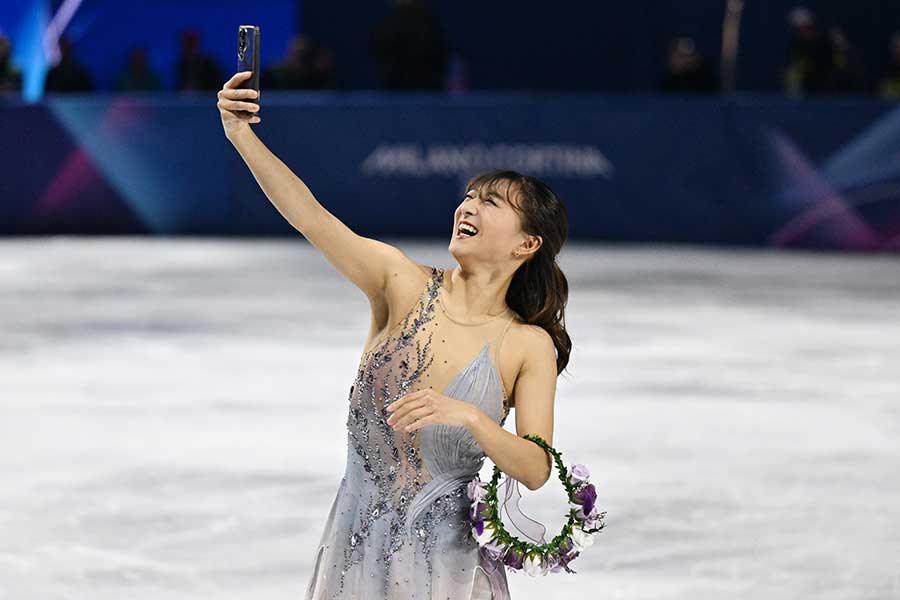 セルフィーを撮影した坂本花織【写真：松尾/アフロスポーツ】