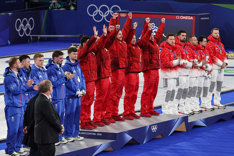 男子カーリングで金メダルを獲得したカナダ代表(中央)【写真:ロイター】