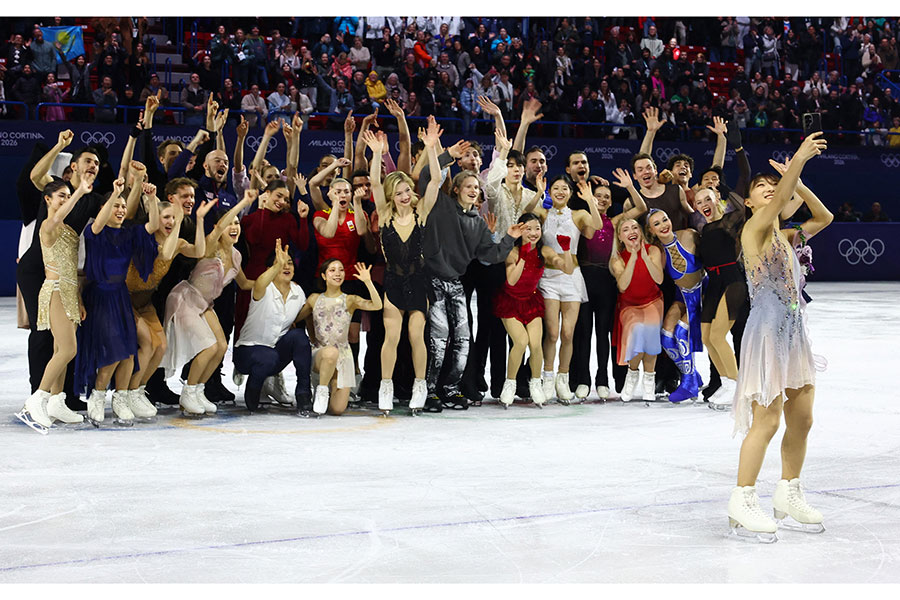 フィナーレでセルフィー担当となった坂本花織（右）【写真：ロイター】