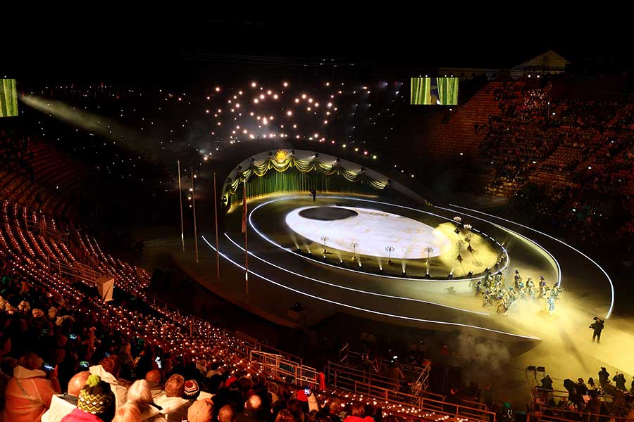 ミラノ・コルティナ五輪の閉会式が行われている円形闘技場【写真：ロイター】