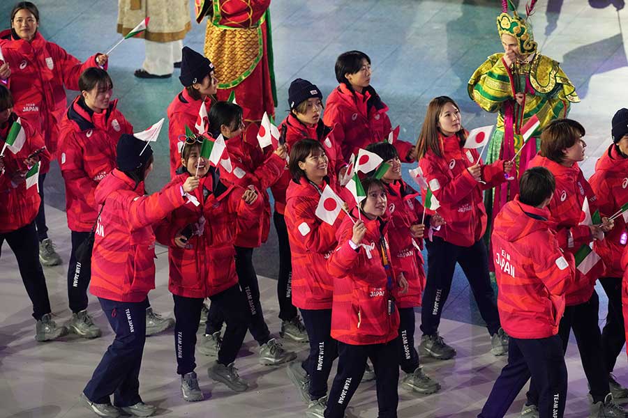 閉会式の行進に参加した日本選手団【写真:AP/アフロ】