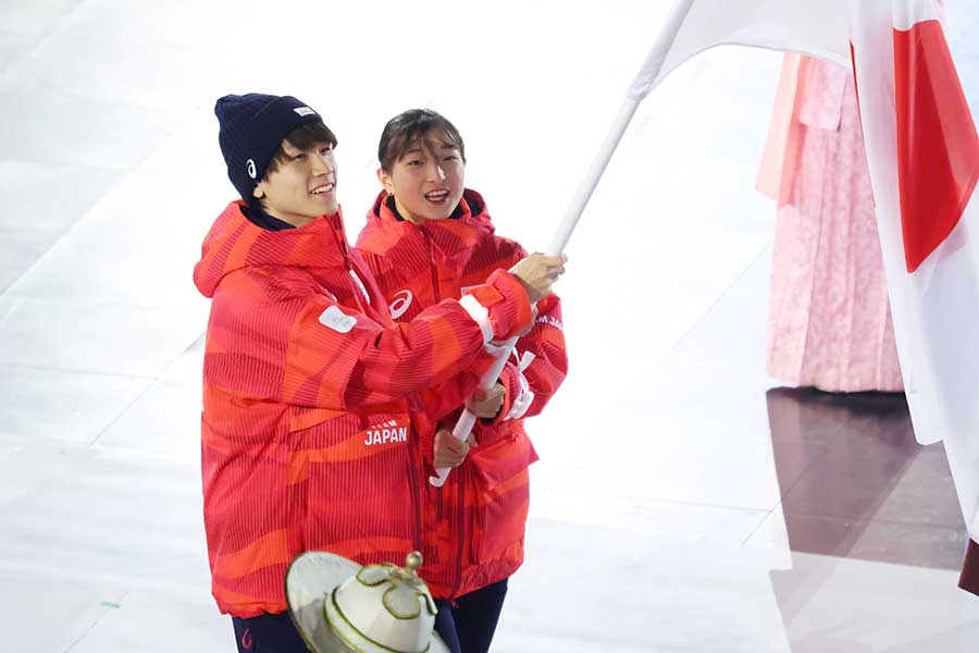 閉会式で旗手を務めた森重航（左）と坂本花織【写真：森田直樹/アフロスポーツ】