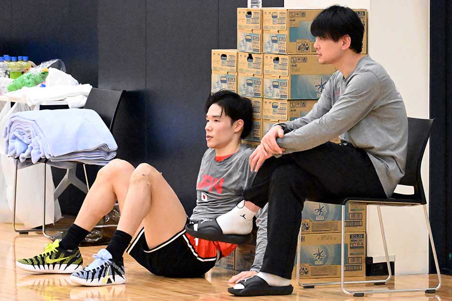 座って言葉を交わす馬場雄大（左）と伊藤拓摩強化委員長【写真：長嶺真輝】