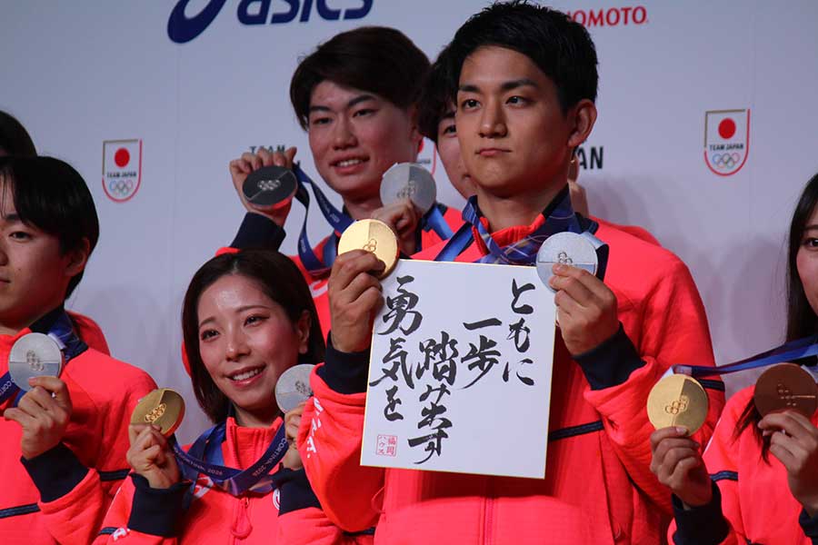 帰国時記者会見に出席した三浦璃来・木原龍一組【写真：編集部】