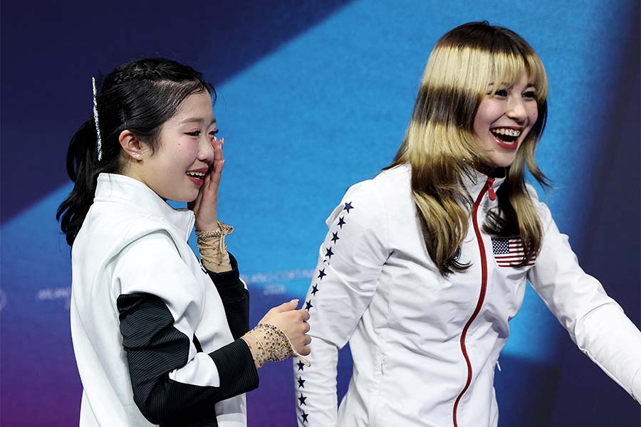 フィギュア女子で銅メダルの中井亜美（左）と金メダルのアリサ・リウ【写真：ロイター】