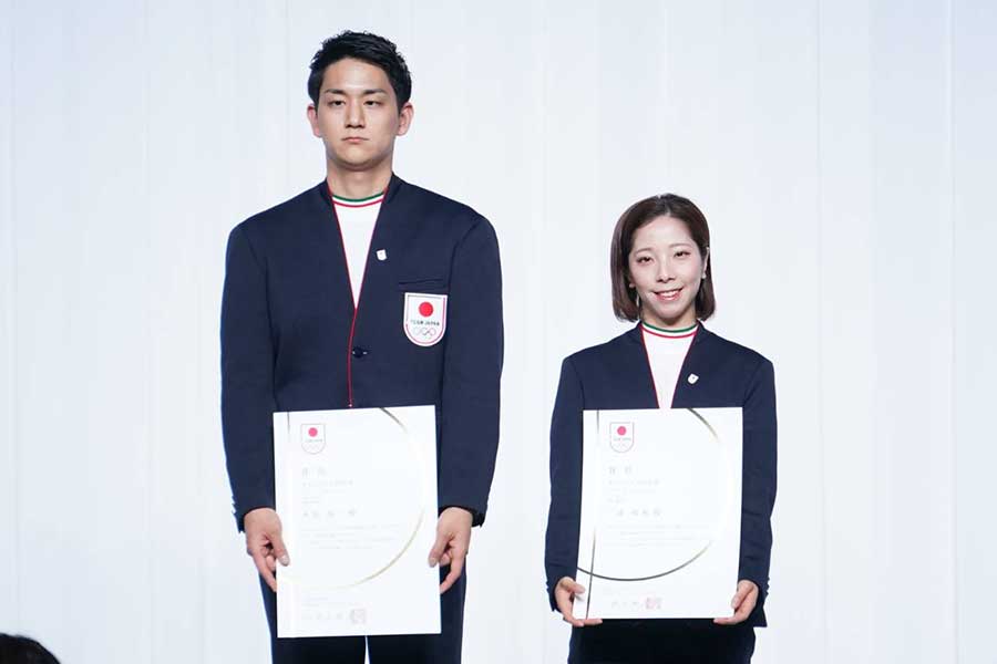 解団式でオリンピック特別賞を受賞した三浦璃来・木原龍一組【写真：澤田直人】