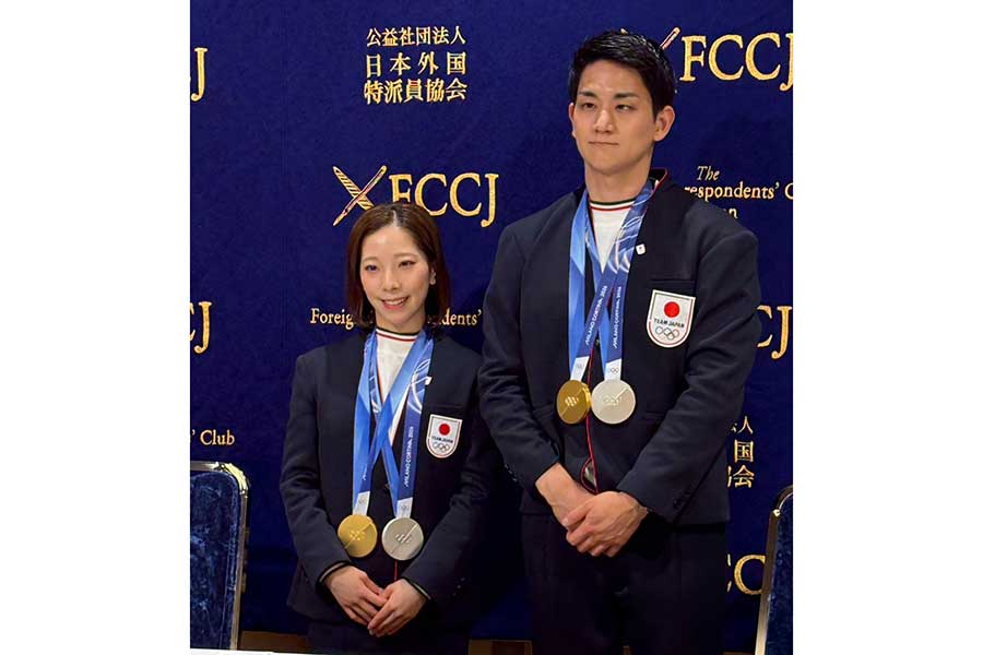 会見に出席し、並んで写真撮影に応じる三浦璃来、木原龍一組【写真：編集部】