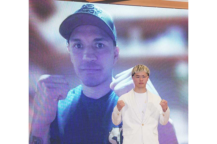 中継で会見に参加したファン・フランシスコ・エストラーダの前でポーズをとる那須川【写真:澤田直人】