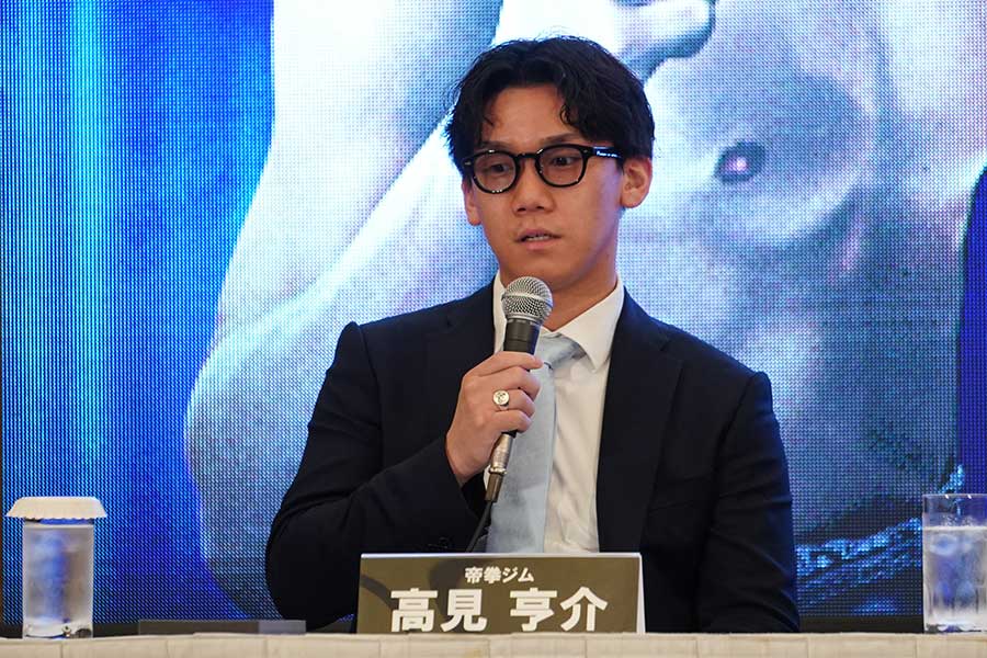 同じく会見でコメントする高見亨介【写真:澤田直人】