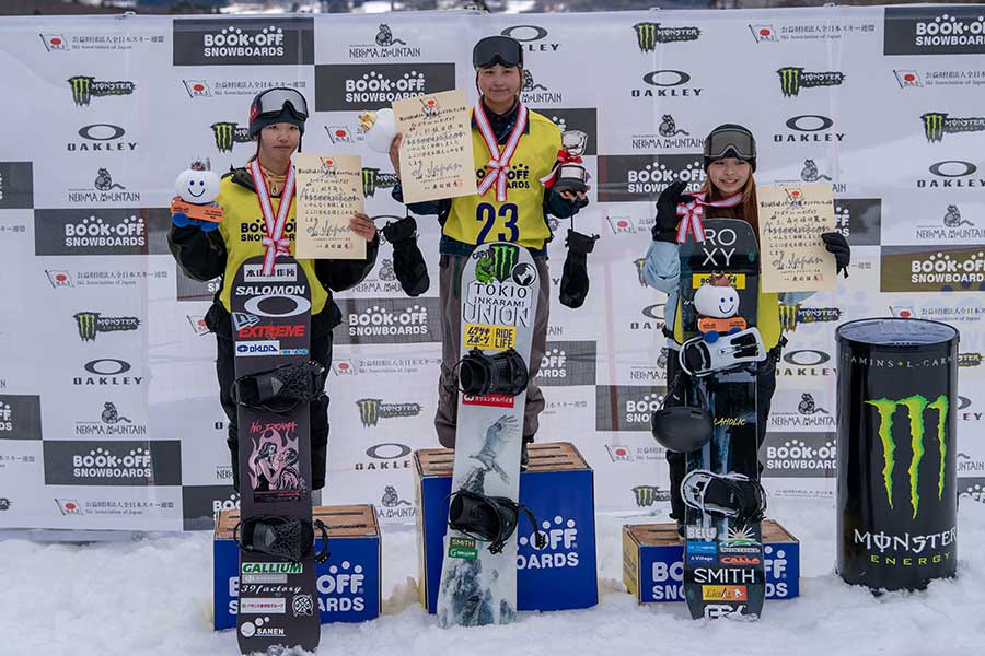 スノーボードの全日本選手権ビッグエアで優勝した村瀬由徠(真ん中)【写真:Daniel Honda/アフロ】