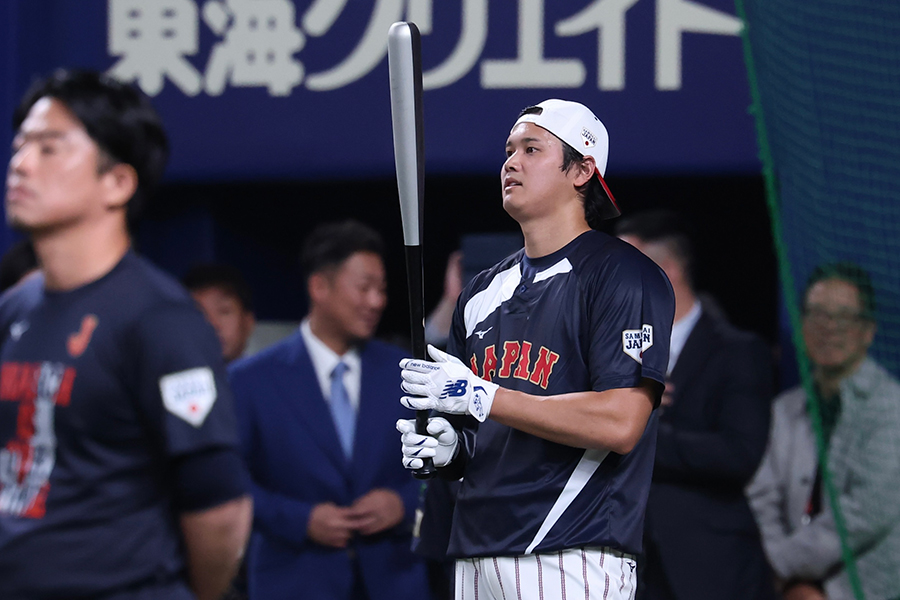 バンテリンDにバットを持って登場した大谷翔平【写真：加治屋友輝】