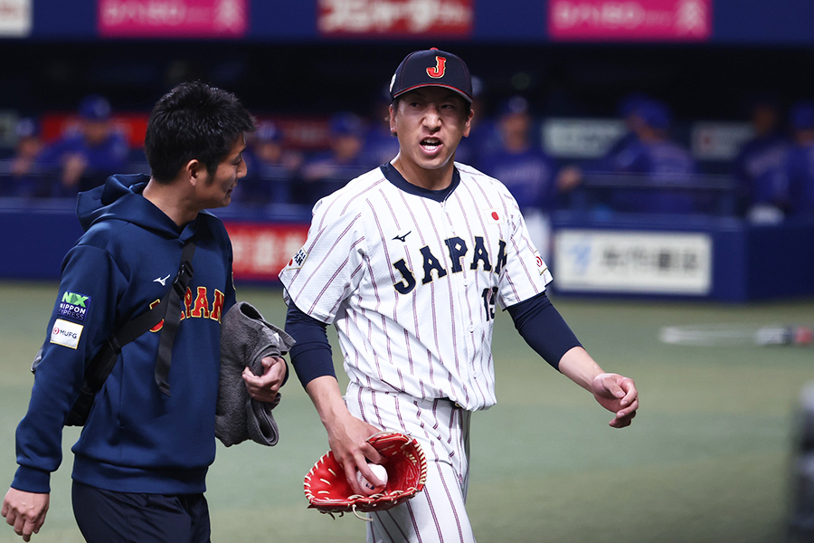 9回に緊急降板し、スタッフと引き上げる大勢【写真：加治屋友輝】