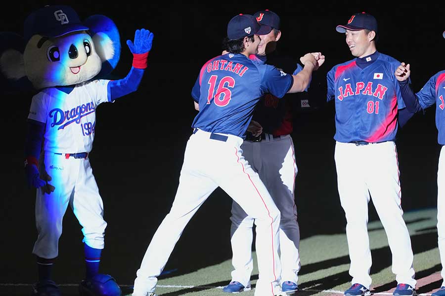 ドアラをスルーした大谷翔平【写真：小林靖】