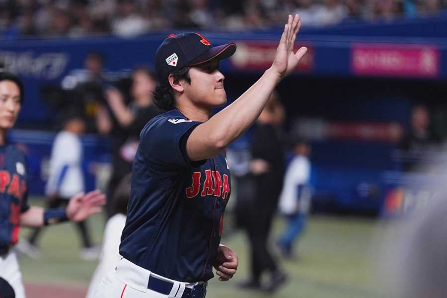 試合前、声援に応える大谷翔平【写真：小林靖】