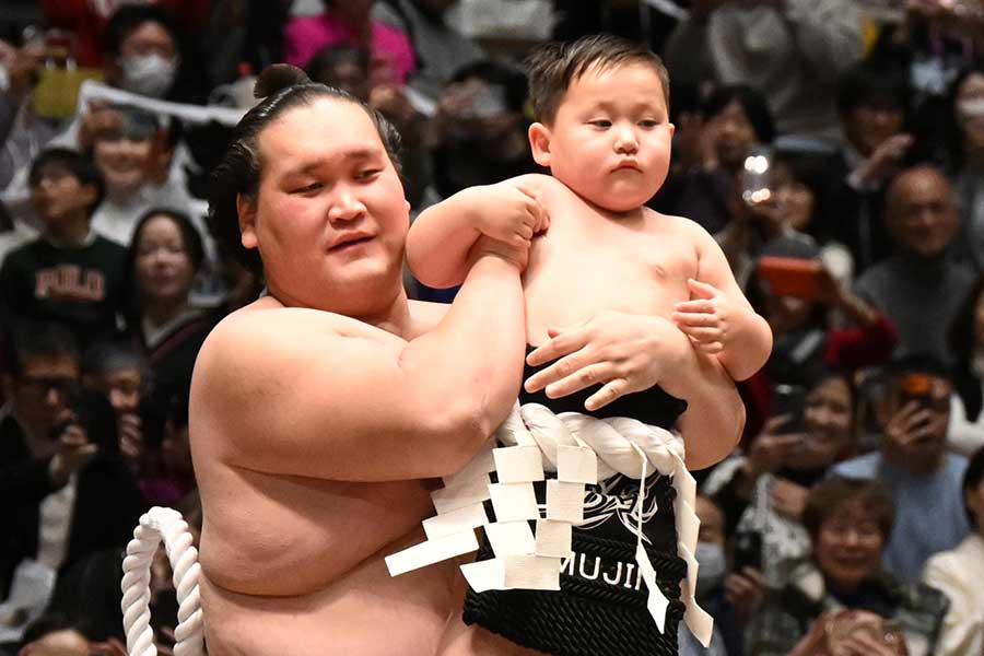 伊勢ヶ濱襲名披露大相撲に臨んだ元横綱・照ノ富士と長男・テムジン君【写真：産経新聞社】