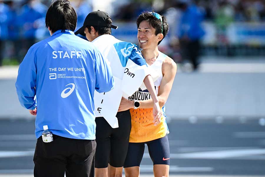 ゴール直後、大迫傑を称える鈴木健吾（右）【写真：中戸川知世】