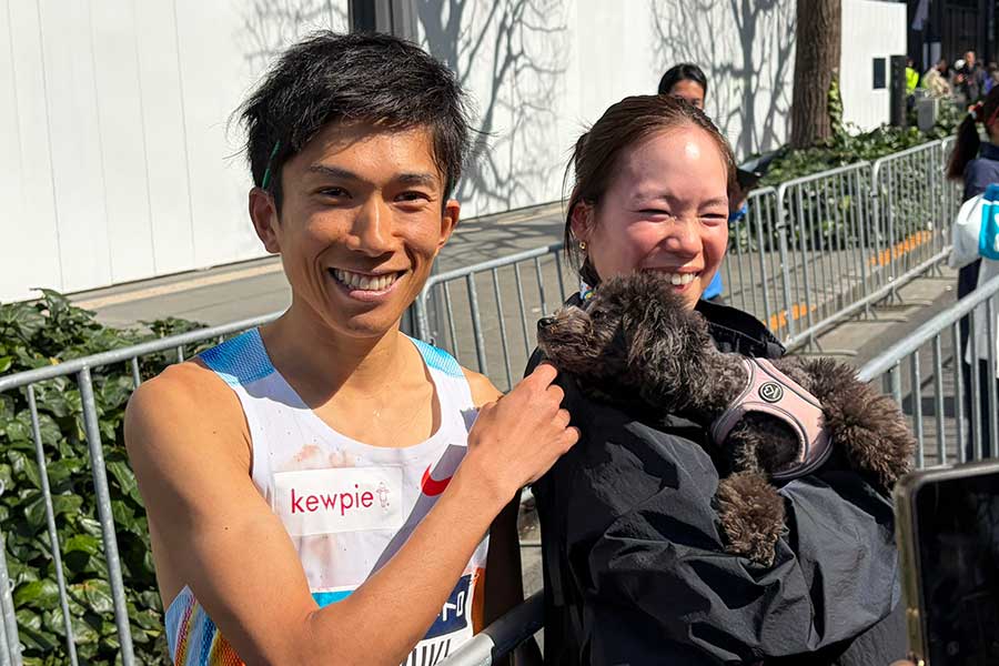 レース後、妻・麻緒さんとインタビューに応じた鈴木健吾（左）【写真：澤田直人】