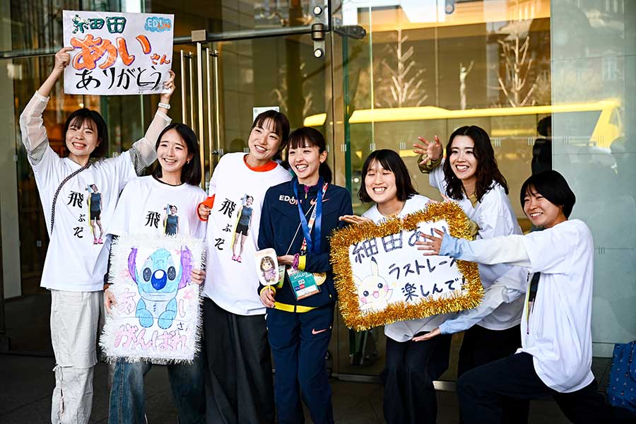 レース後に仲間に囲まれ笑顔になる細田あい【写真:中戸川知世】