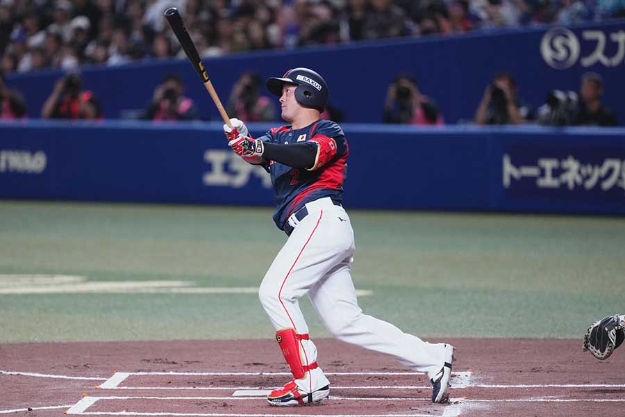 中日との第2戦で先制ソロを放った牧秀悟【写真：小林靖】