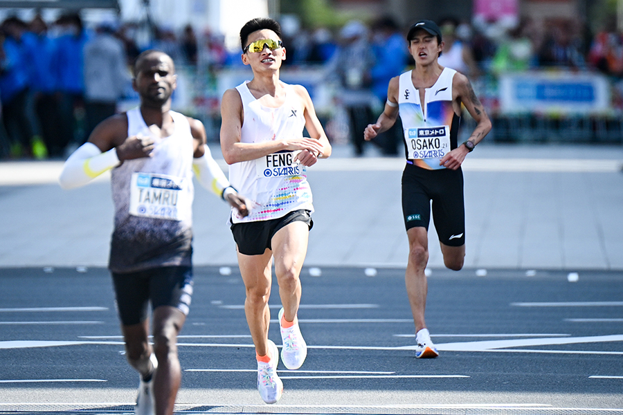 2時間5分58秒の11位でゴールしたフェン・ペイヨウ(左から2番目)【写真:中戸川知世】